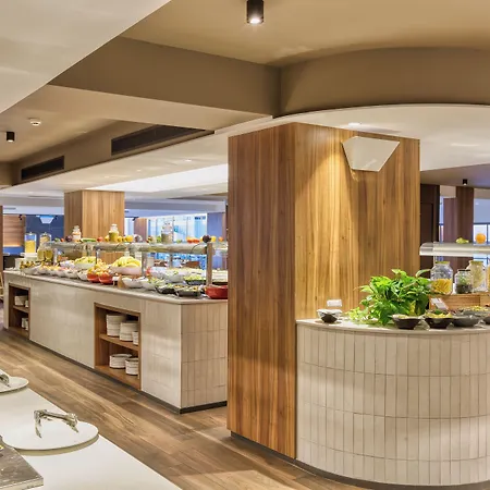 Отель Solana & 4*